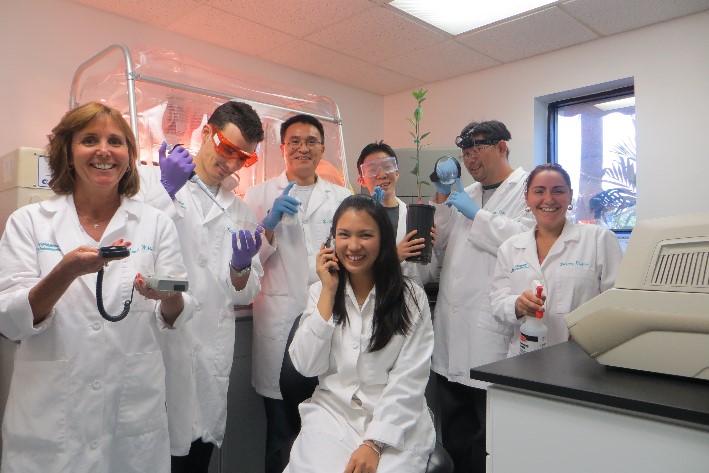 Đội ngũ Viện nghiên cứu bao gồm Tiến Sĩ, Thạc sĩ ngành vi sinh vật, và hóa học có trình độ cao, Trợ lý phòng thí nghiệm cũng được đào tạo bài bản