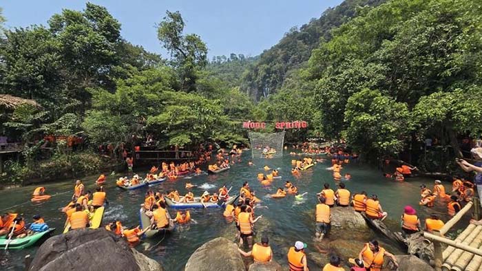 Sự phát triển của ngành du lịch gây tác động mạnh mẽ đến môi trường