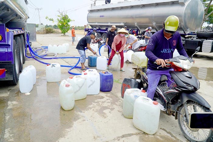 Người dân huyện Gò Công Đông (Tiền Giang) đến các xe chở nước sạch miễn phí cung cấp cho bà con. Người dân huyện Gò Công Đông (Tiền Giang) đến các xe chở nước sạch miễn phí cung cấp cho bà con.