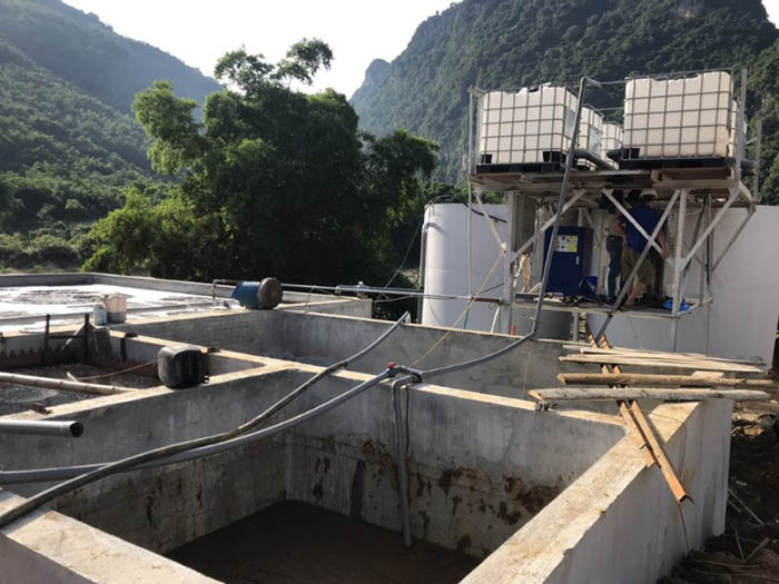 Nước thải chế biến gỗ được dẫn vào bể lắng sơ cấp để loại bỏ các tạp chất. Nước thải chế biến gỗ được dẫn vào bể lắng sơ cấp để loại bỏ các tạp chất.