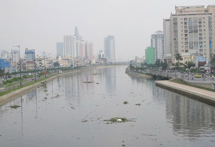 Phần lớn nước thải khu dân cư ở các đô thị chưa được xử lý đúng cách. Phần lớn nước thải khu dân cư ở các đô thị chưa được xử lý đúng cách.