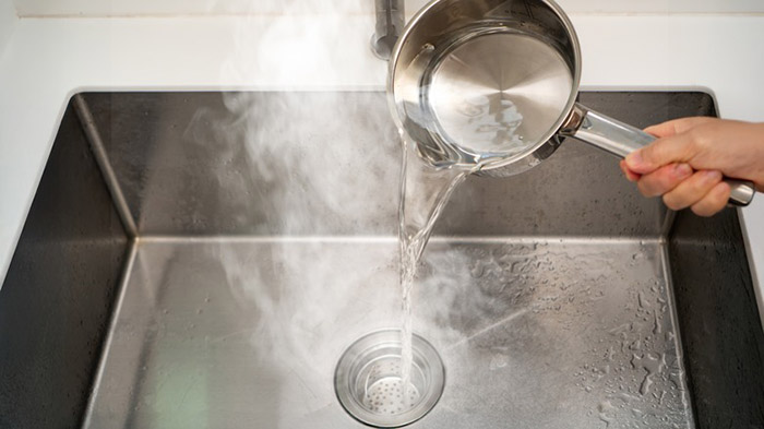 Nước nóng đặc biệt hiệu quả với các vụ tắc do dầu mỡ gây ra ở giai đoạn đầu. Nước nóng đặc biệt hiệu quả với các vụ tắc do dầu mỡ gây ra ở giai đoạn đầu.