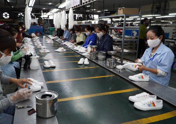 Nước thải sản xuất giày dép phát sinh từ nhiều công đoạn. Nước thải sản xuất giày dép phát sinh từ nhiều công đoạn.