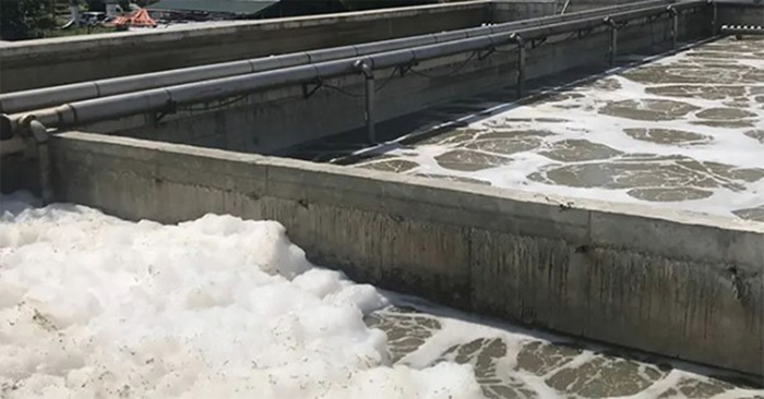 5 lỗi khiến hệ thống XLNT bị bọt trắng và cách khắc phục 2 Hiện tượng nổi bọt trắng trong bể hiếu khí.