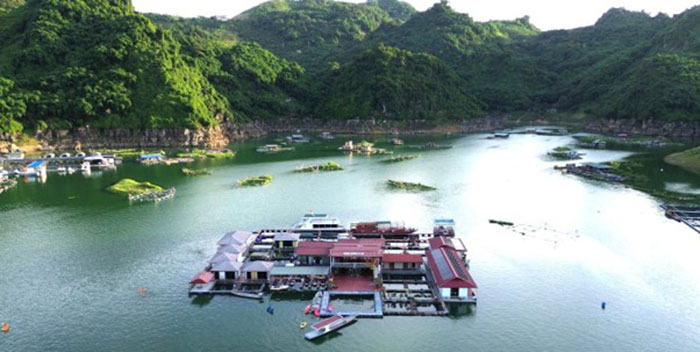 Kiểm soát ô nhiễm nước thải sinh hoạt từ nhà hàng nổi trên sông bằng men vi sinh 2 Hàng loạt nhà nổi, homestay tự phát đang “đổ bộ” lòng hồ thủy điện Hòa Bình.