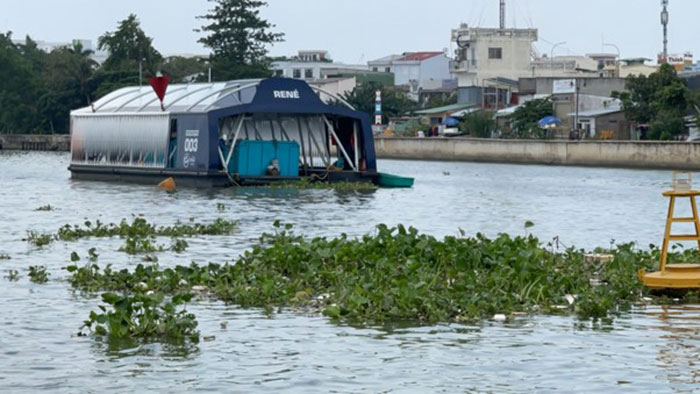 Kiểm soát ô nhiễm nước thải sinh hoạt từ nhà hàng nổi trên sông bằng men vi sinh 4 Thuyền thu gom rác tự động.